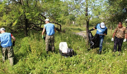 В Хабаровске в реку выбрасывают не только мусор, но и мебель
