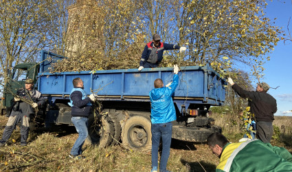 Калужане очистили берег пруда в Юхновском районе
