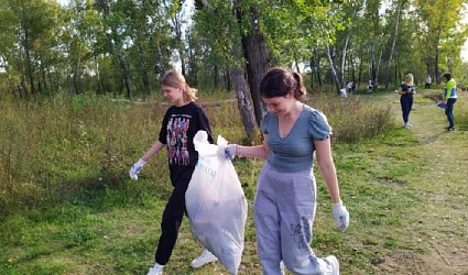 Сорок молодых людей стали участниками экосубботника на Солдатском пляже реки Чулым в Ачинске 