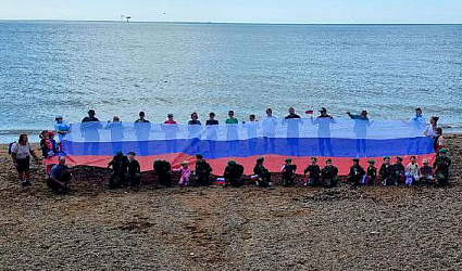 На Сахалине экоактивисты «Воды России» растянули на берегу гигантский триколор