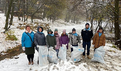 Дети в деле: школьники убрали Кумысную поляну