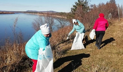 Три тонны мусора собрали на берегах Амура жители Сковородинского района