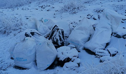 Волонтеры «Воды России» на руках спускают мусор с заснеженных вершин Кавказа