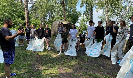 На берегах озера Еткуль завершился первый в сезоне экологический десант