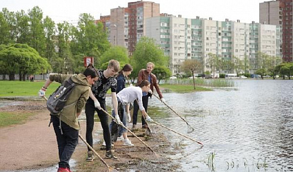  В пруду петербургского сада «Прометей» волонтеры «Воды России» отобрали пробы воды