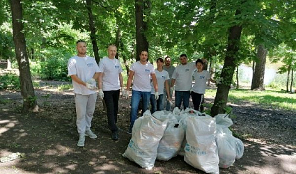 Пруд Семхоз в Саратове регулярно очищают от мусора эковолонтеры