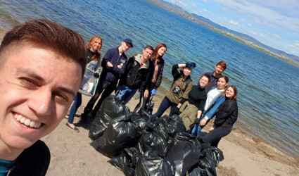 100 килограмм мусора собрали волонтеры на берегу озера Сугояк