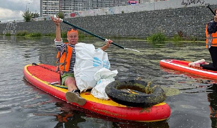 Волонтеры на «сапмусоровозах» очистили берега и водную поверхность реки Миасс
