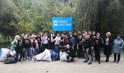 Городские чиновники и сотрудники «Макдональдса» собрали шесть кубометров мусора на Большой Черепахе