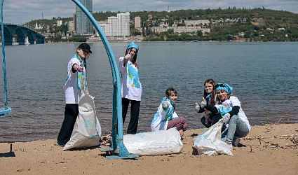 Амбассадор акции «Вода России» Юлия Михалкова помогла саратовцам подготовить городской пляж к новому сезону