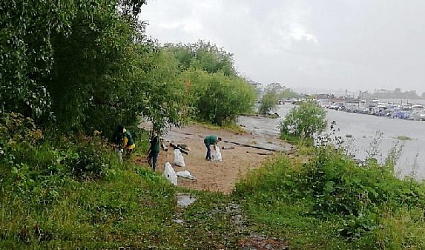 Архангелогородцы собрали 40 мешков мусора на берегах Северной Двины