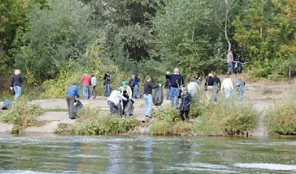 Грузовик мусора вывезли тюменцы с берега Андреевского озера