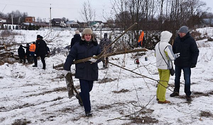 Пожарные в Подмосковье очистили берега реки Лобь