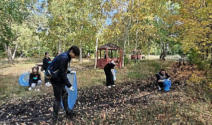 12 кубометров мусора собрали волонтеры в главном парке Саратова