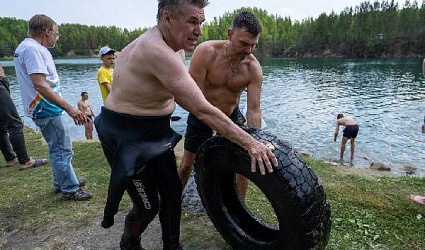 Уральские дайверы подняли со дна карьера почти тонну мусора