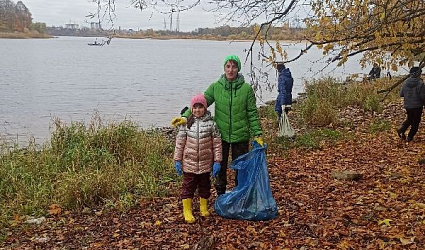 Субботник на берегу реки Великой