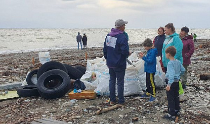 В Туапсе дайверы несмотря на шторм очистили берег Черного моря