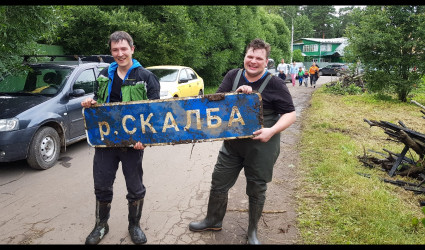 Трактор, лебедку, бензопилы, топоры и измельчитель древесины использовали для расчистки реки Скалбы