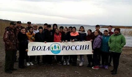 Школьники провели экологическую акцию на Аслыкуле в Башкирии