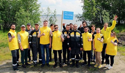 На уборку выходят туристы и нефтедобытчики