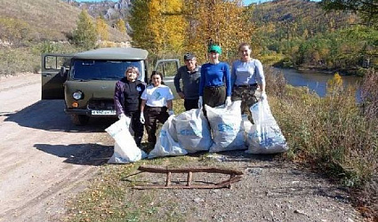На берегу заповедной реки в Республике Хакасия волонтеры собрали три тысячи литров мусора