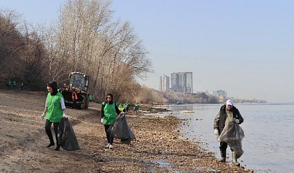 Накануне паводков уборки на берегах Волги в Самаре идут и в будние дни