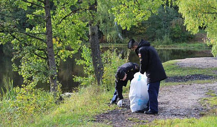 Волонтеры очистили берег Красного пруда в Ломоносове