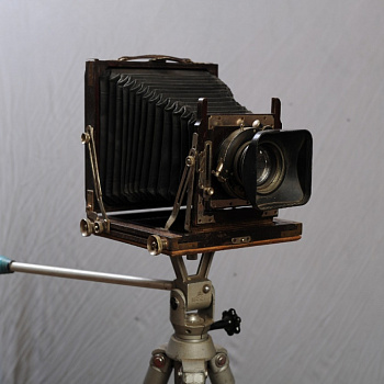Антикварный фотоаппарат XIX века