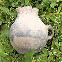 Древний глиняный кувшин