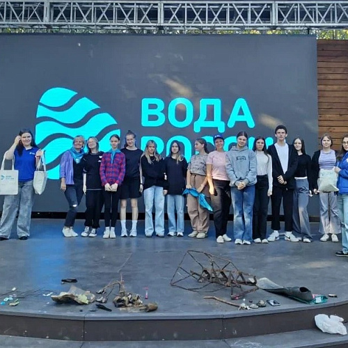 Акция &quot;Вода России&quot; в Старой Руссе на берегу реки Порусья, 20.09.2024